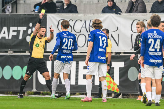Trelleborgs Felix Hörberg tilldelas ett gult kort av