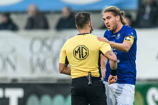 Domare Rinon Hasani och Trelleborgs Charlie Weberg