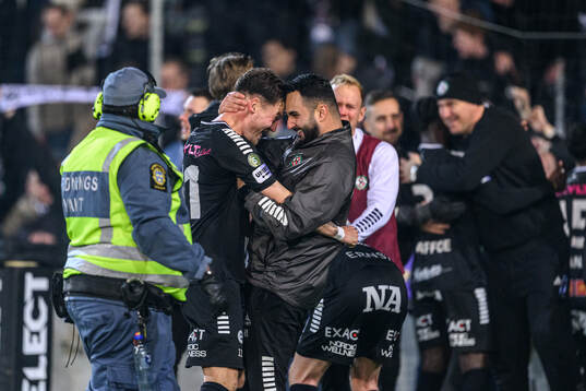 Örebros Samuel Kroon jublar