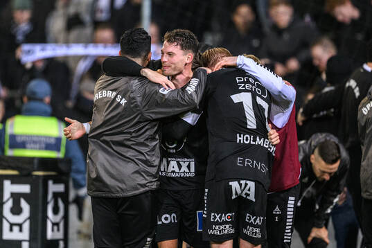 Örebros Samuel Kroon och Karl Holmberg jublar