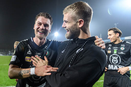 Örebros Samuel Kroon och Karl Holmberg jublar