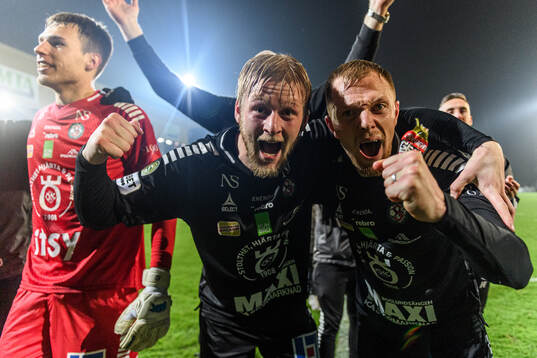 Örebros Karl Holmberg och Jesper Modig jublar