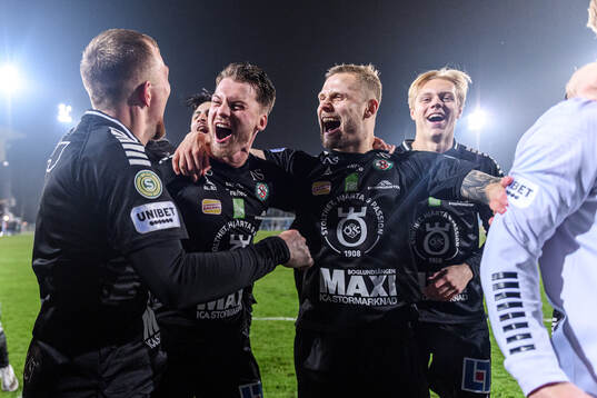 Örebros Samuel Kroon jublar