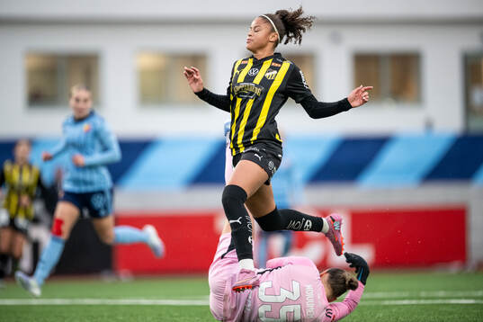 Häckens Felicia Schröder och Djurgårdens målvakt Anna