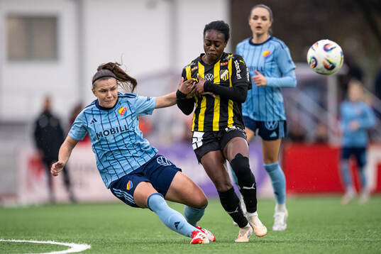 Djurgårdens Alexsandra Lobanova och Häckens Monica Jusu