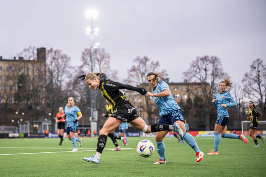 Häckens Anna Anvegård och Djurgårdens Alexsandra Lobanova
