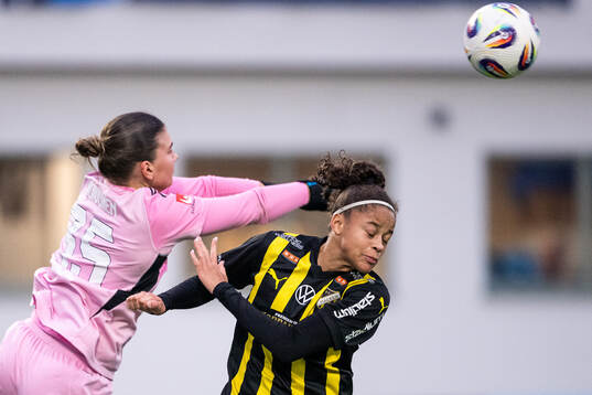 Djurgårdens målvakt Anna Aurora Koivunen och Häckens