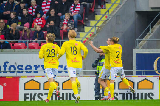 Falkenbergs Viktor Ekblom jublar