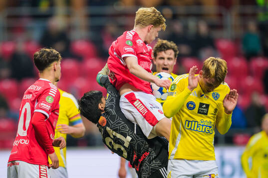 Falkenbergs målvakt Gustav Lillienberg och Kalmars Malcolm