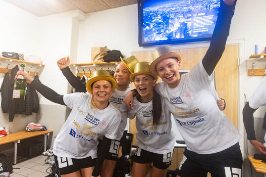 IK Uppsalas spelare jublar