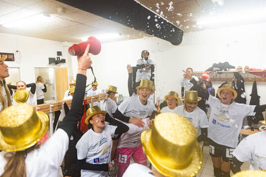 IK Uppsala jublar i omklädningsrummet