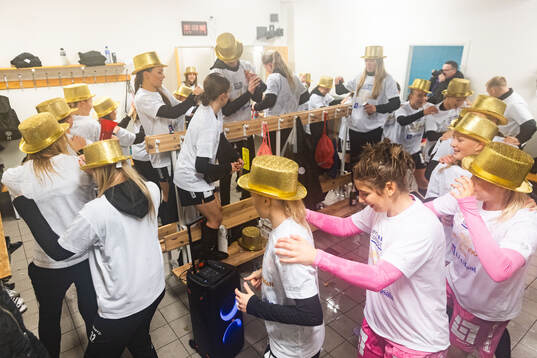 IK Uppsala jublar i omklädningsrummet