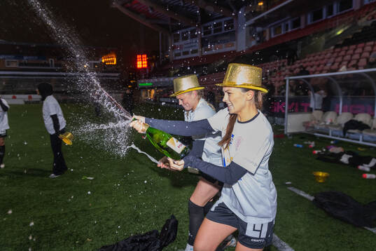 IK Uppsalas Hedvig Karlsson och Stina Leffler jublar