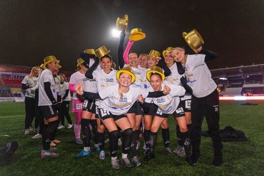 IK Uppsalas spelare jublar