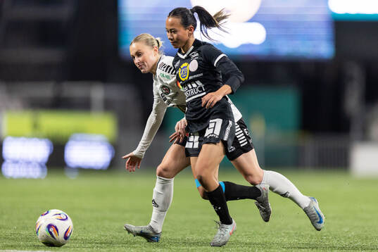 Örebro SKs Nora Törngren och IK Uppsalas Amanda Sundström