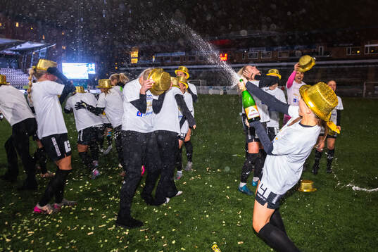 IK Uppsala spelare jublar