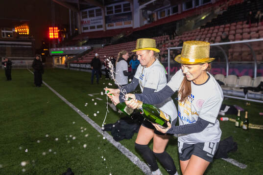 IK Uppsalas Hedvig Karlsson och Stina Leffler jublar