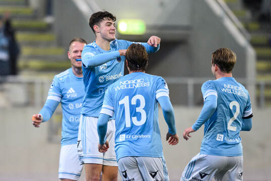 Gefles Theodor Hansemon jublar med lagkamrater