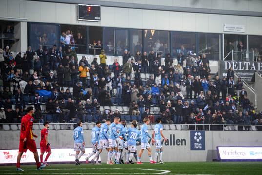 Gefles Theodor Hansemon jublar med lagkamrater