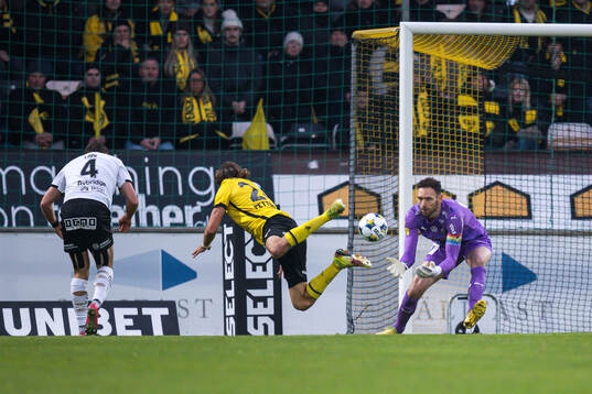 Mjällbys Tom Pettersson mot Häckens målvakt Etrit Berisha