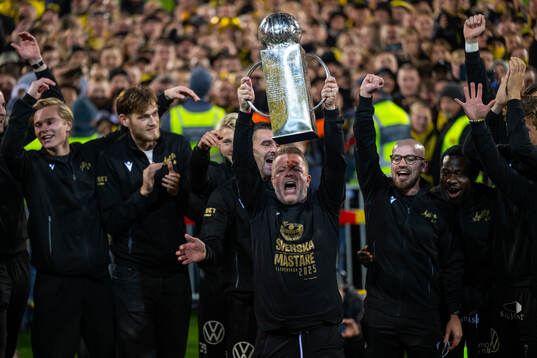 Mjällbys tränare Anders Torstensson jublar med Lennart