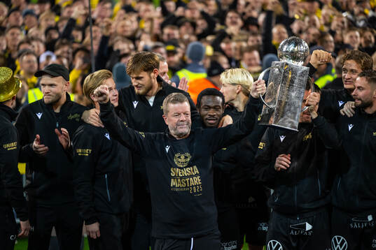 Mjällbys tränare Anders Torstensson jublar med Lennart