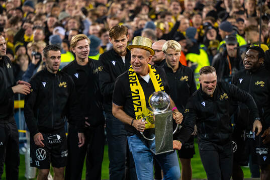 Mjällbys sportchef Hasse Larsson jublar med Lennart