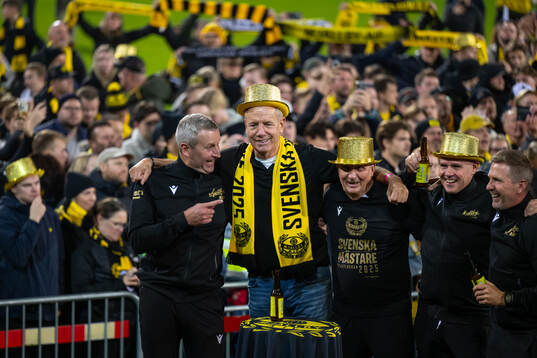 Mjällbys sportchef Hasse Larsson jublar