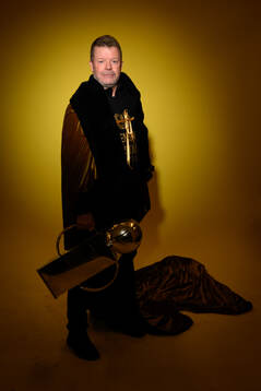 Mjällbys tränare Anders Torstensson jublar med pokalen