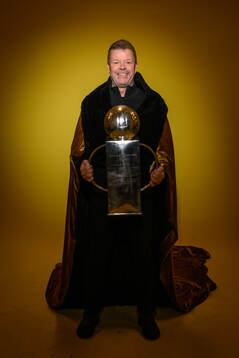 Mjällbys tränare Anders Torstensson jublar med pokalen