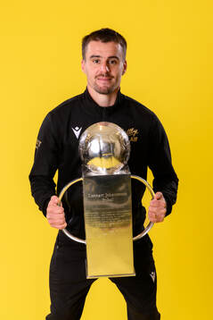 Mjällbys Jesper Gustavsson jublar med pokalen