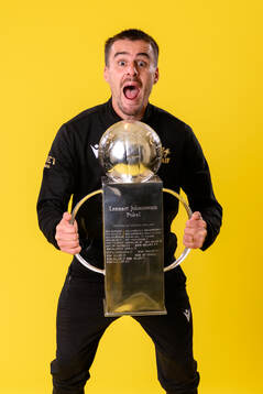 Mjällbys Jesper Gustavsson jublar med pokalen