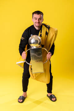 Mjällbys Jesper Gustavsson jublar med pokalen