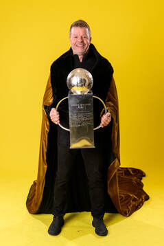 Mjällbys tränare Anders Torstensson jublar med pokalen