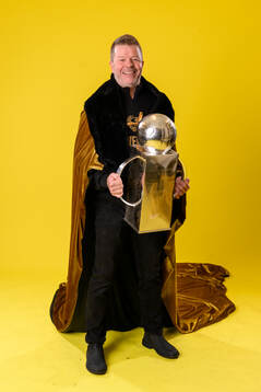 Mjällbys tränare Anders Torstensson jublar med pokalen