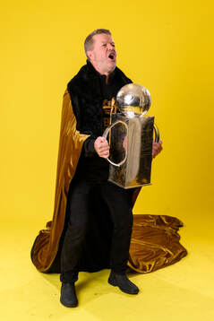 Mjällbys tränare Anders Torstensson jublar med pokalen