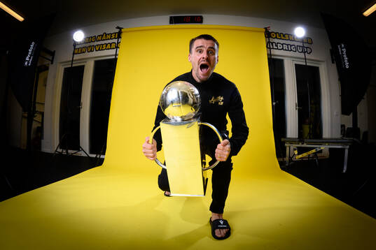 Mjällbys Jesper Gustavsson jublar med pokalen