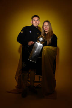 Mjällbys Timo Stavitski jublar med pokalen