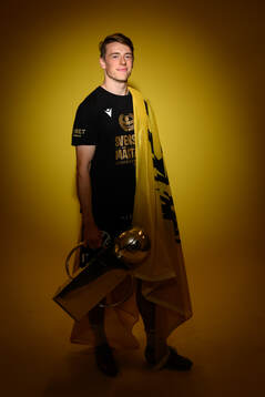 Mjällbys Elliot Stroud jublar med pokalen