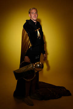 Mjällbys Herman Johansson jublar med pokalen