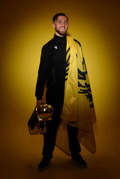 Mjällbys målvakt Noel Törnqvist jublar med pokalen