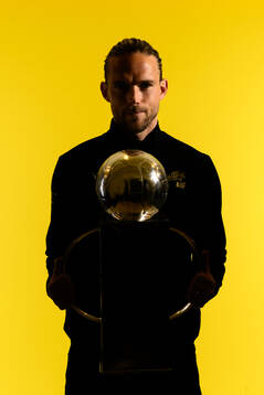 Mjällbys Tom Pettersson jublar med pokalen