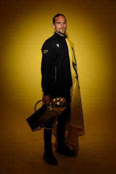 Mjällbys Tom Pettersson jublar med pokalen