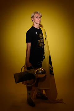 Mjällbys Romeo Leandersson jublar med pokalen