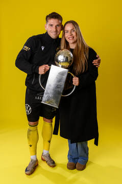 Mjällbys Timo Stavitski jublar med pokalen