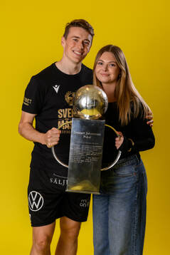 Mjällbys Elliot Stroud jublar med pokalen