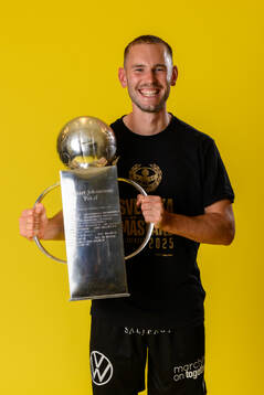 Mjällbys Adam Petersson jublar med pokalen