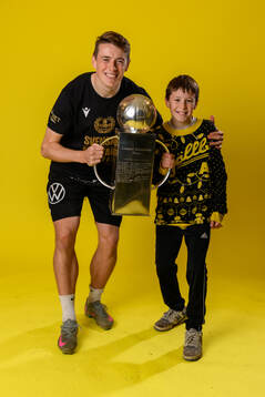 Mjällbys Elliot Stroud jublar med pokalen