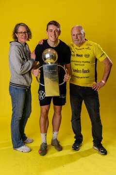 Mjällbys Elliot Stroud jublar med pokalen