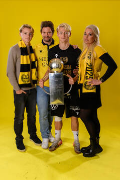 Mjällbys Romeo Leandersson jublar med pokalen